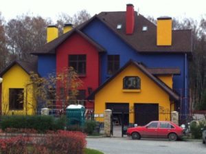Дом с фасадом красного, синего, желтого цветов