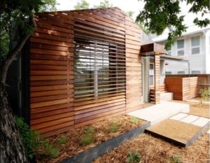 Небольшой частный дом обшит деревянными панелями