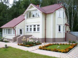 Дом с белым фасадом