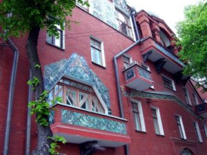 Дом с фиолетовым практичным фасадом