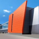 Фасад с применением панелей оранжевого цвета