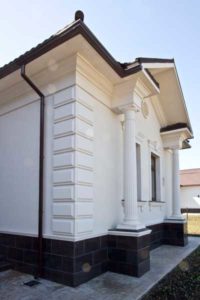 Фасад, выполненный в белом цвете