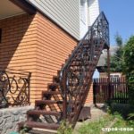 Как оформить фасад дома с лестницей