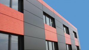 Как правильно использовать красные панели для фасада