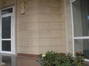 Как создать фасад на основе бежевой плитки