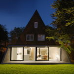 Красивый и стильный фасад дома треугольной формы