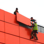 Монтаж фасадных панелей красного цвета