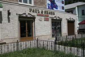 Мраморная плитка для фасада бежевого цвета