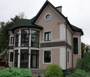 Необычный фасад с квадратными окнами