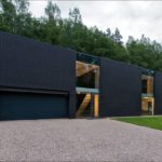 Необычный дом с черным фасадом из панелей