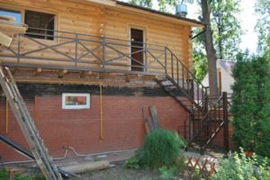 Облик фасада с практичной лестницей