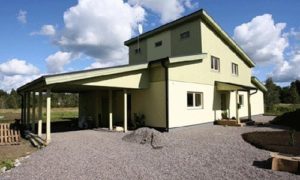Оформление фасада с односкатной практичной крышей