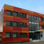 Оформление фасада с помощью оранжевых панелей