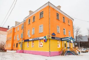 Оранжевый фасад красивого дома