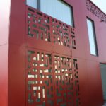 Оригинальный дизайн панелей для обустройства фасада в красном цвете