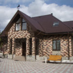 Оригинальный коричневый фасад дома