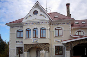 Практичный фасад с крулыми окнами