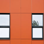 Применение красивых панелей оранжевого цвета для фасада