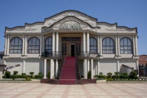 Пример оформления фасада с помощью бежевой плитки