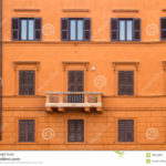 Пример оформления оранжевого фасада