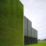 Пример применения зеленых панелей для фасада