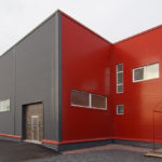 Пример современного фасада красного цвета на основе панелей