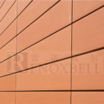 Пример современного фасада с помощью оранжевых панелей