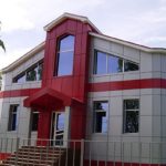 Современный дом с красными панелями для фасада