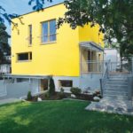 Стильный дом с желтым фасадом