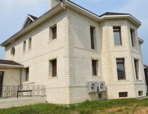 Светлый бежевый фасад, созданный из плитки