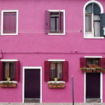 Темный оттенок розового фасада