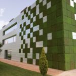 Темный оттенок зеленых фасадных панелей для дома