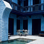 Вариант красивого фасада с помощью голубой плитки