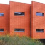 Вариант современного фасада с панелями орнажевого цвета