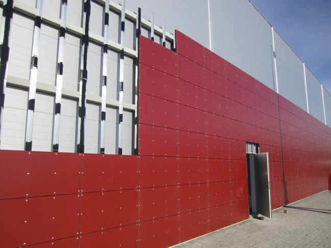 Яркие современные красные панели для фасада