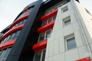 Жилой дом с фасадом красного цвета на основе панелей
