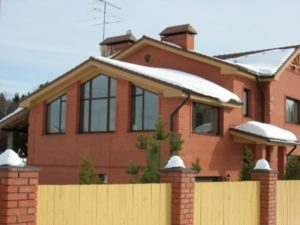 фасад с треугольными окнами для частного дома