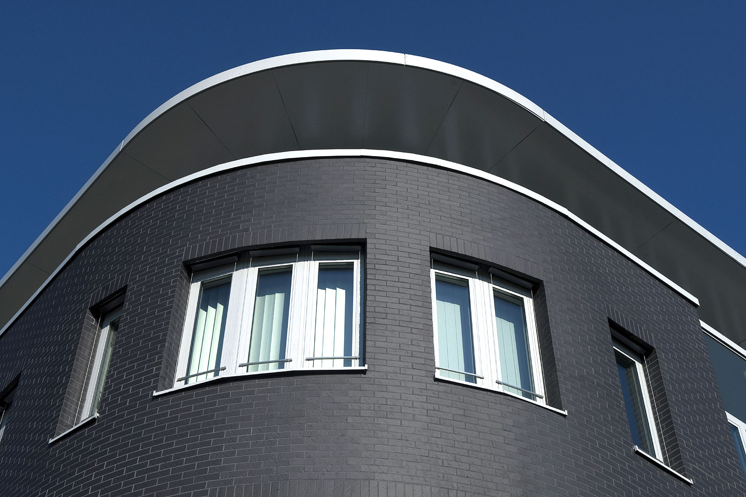 Черный оттенок современной плитки для фасада
