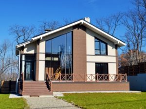 Дом с красивым фасадом на основе коричневой плитки