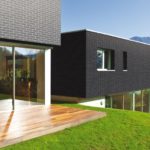 Насыщенный черный цвет плитки для оформления фасада