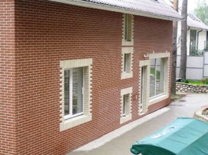 Отделанный клинкерной плиткой фасад в коричневом цвете