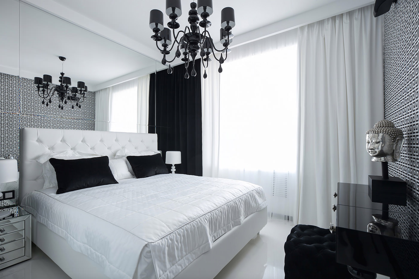 комната с черными обоями и белой мебелью