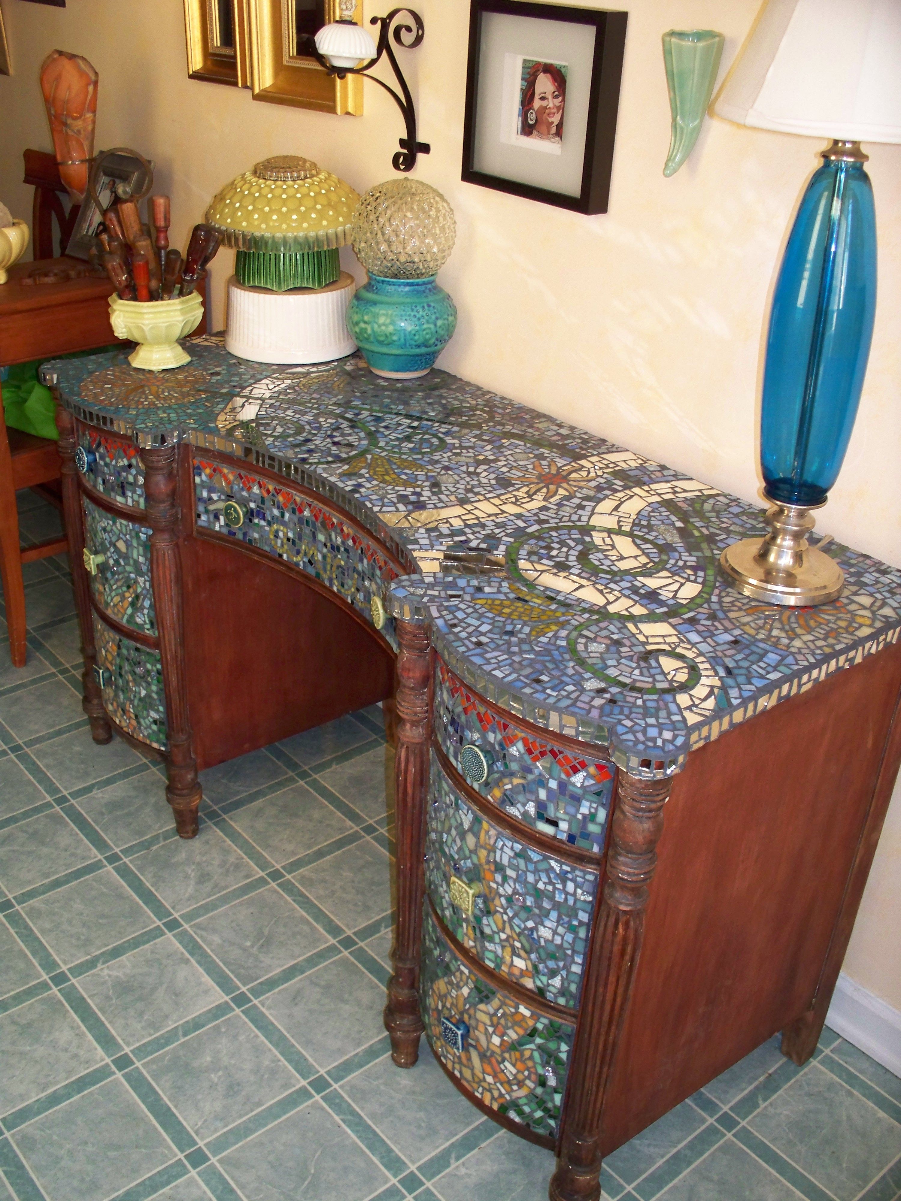 Обтянуть стол. Декор кухонного стола. Декор мебели мозаикой. Декорирование мебели мозаикой. Столик отделанный мозаикой.