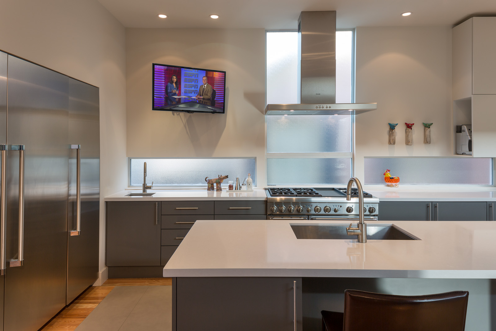 Телевизор в кухонном интерьере: какой выбрать, куда вешать и каких мест избегать