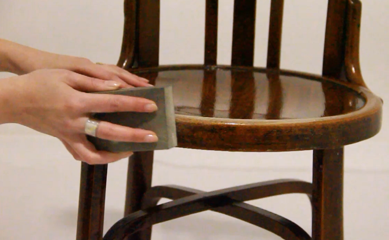 Стул после 40. Стул лакированный деревянный. Покрасить деревянный стул. Перекраска стульев из дерева. Лак для стульев из дерева.