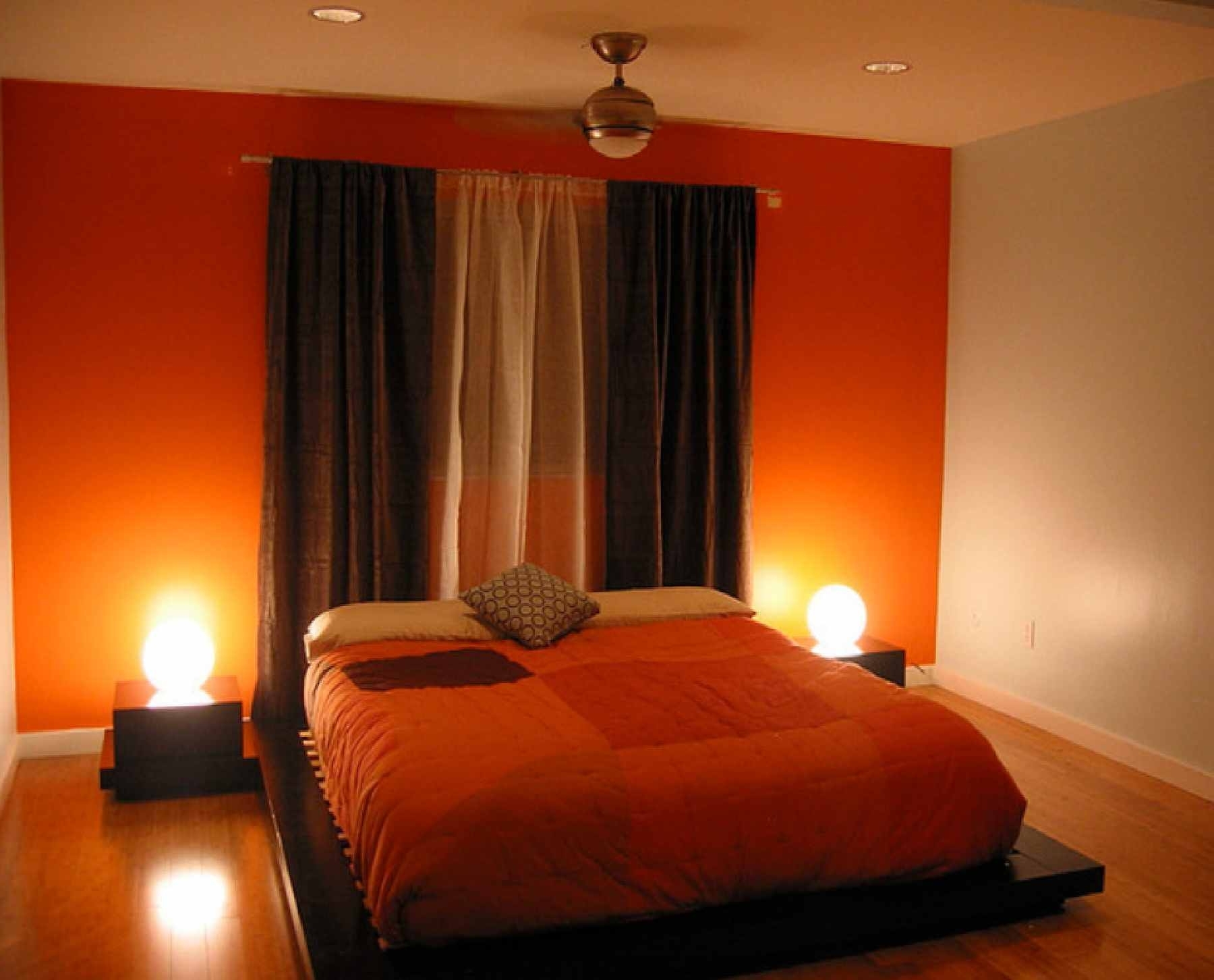 Яркость в комнате 3. Оранжевые стены в спальне. Терракотовые стены в спальне. Терракотовый цвет в спальне. Спальня в коричнево оранжевых тонах.