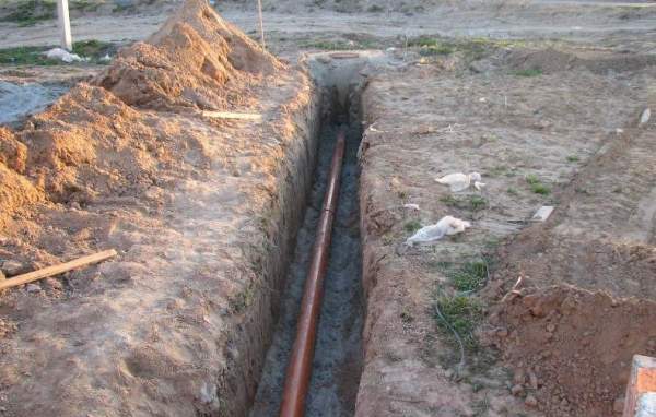 Можно ли прокладывать водопровод и канализацию в одной траншее