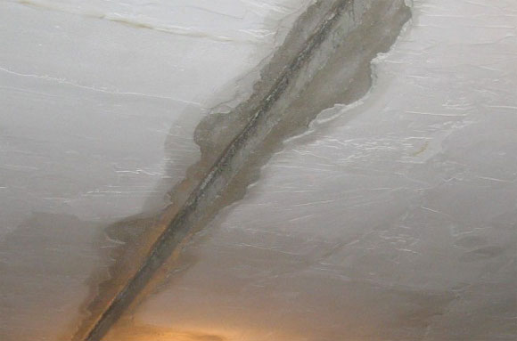 Как заделать неровности потолка, если стыки плит с большим перепадом