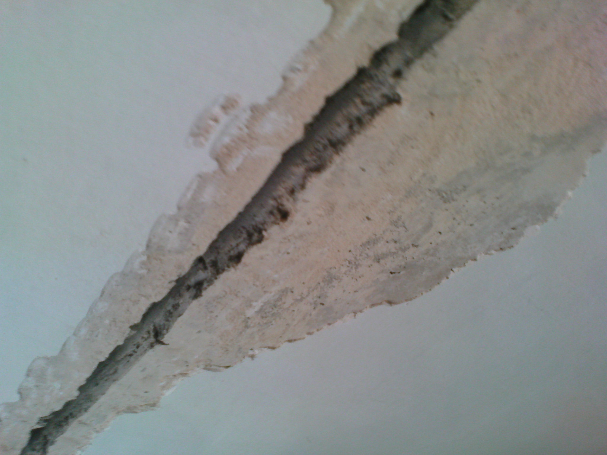 Устранение трещин. Трещины в швах между плитами. Трещины между плитами перекрытия. Трещины в швах между плитами перекрытия. Трещина в потолке между плитами.