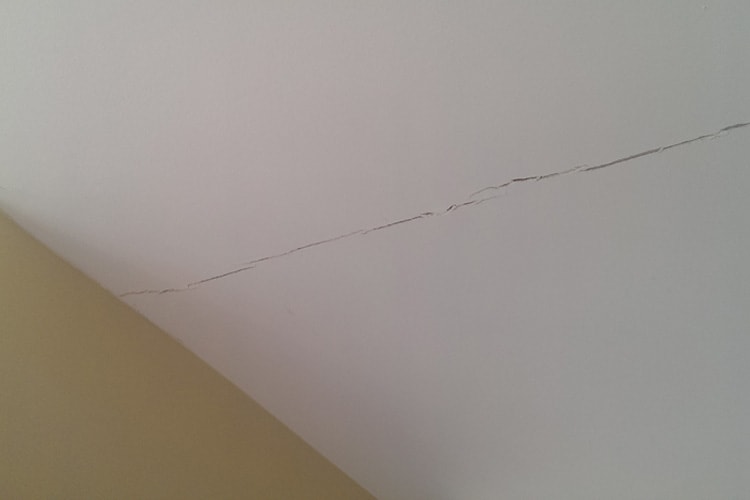 Трещины гипсокартон потолок. Трещины на потолке. Трещины в гипсокартоновом потолке. Микротрещины на потолке. На потолке трещины на стыке плит.